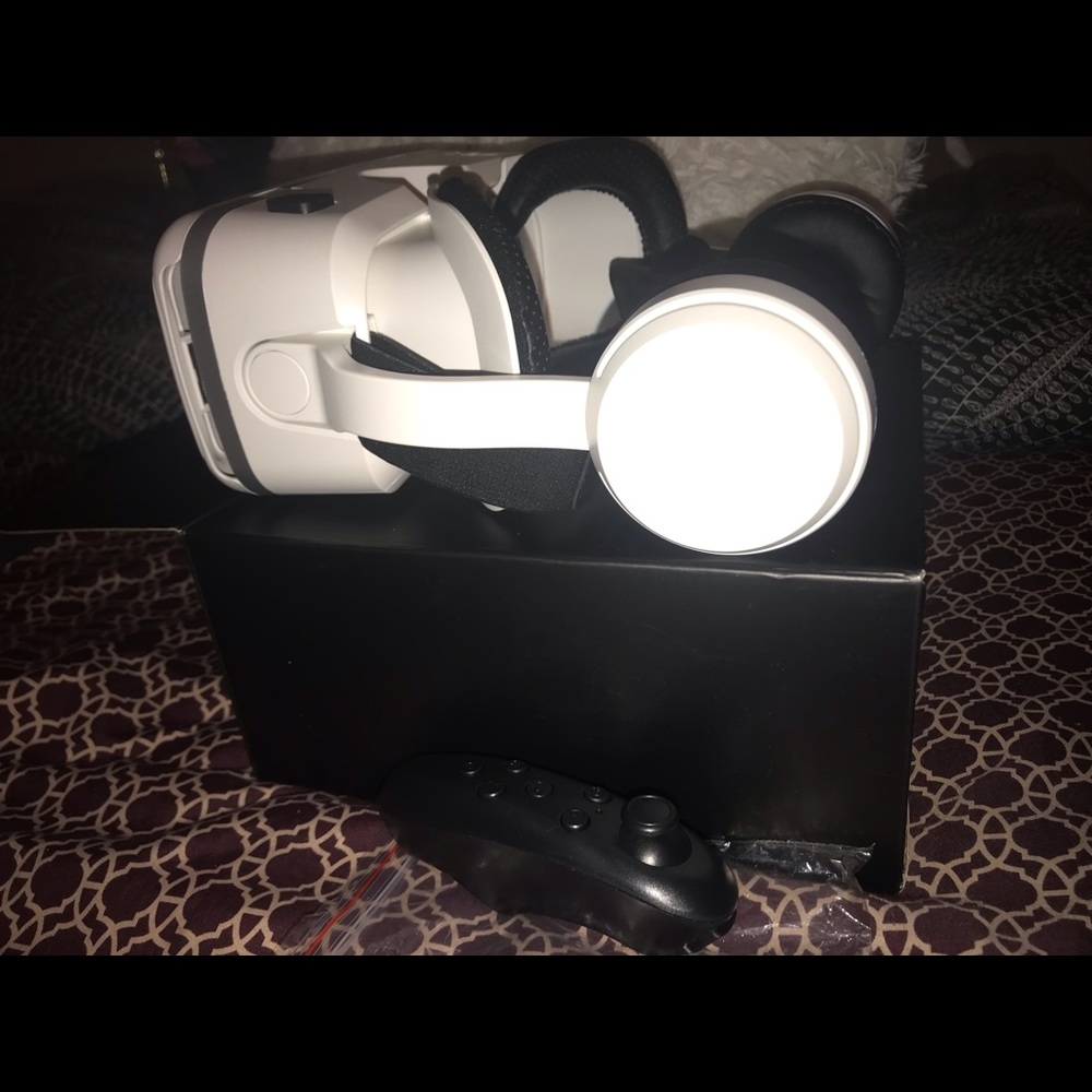 Virtual reality glasses and a remote control